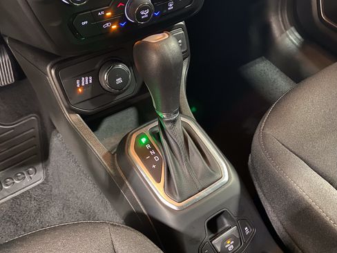Used 2023 Jeep Renegade Latitude AWD/4WD image 24