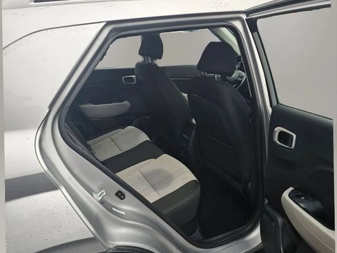 Used 2024 Hyundai Venue SEL FWD image 9