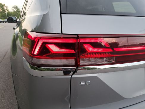 Certified 2026 Volkswagen Atlas SE w/ Black Wheel Package FWD image 34