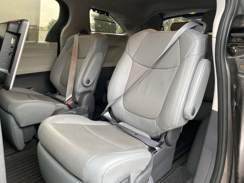 Used 2021 Toyota Sienna Limited image 8