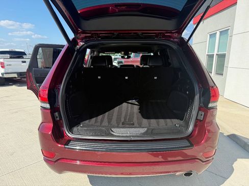 Used 2017 Jeep Grand Cherokee Altitude AWD/4WD image 12