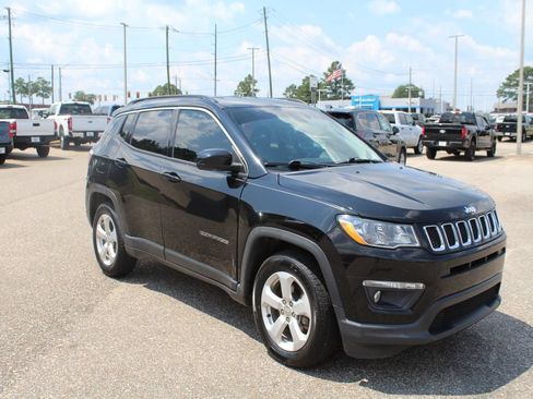 Used 2020 Jeep Compass Latitude FWD image 3