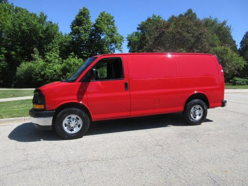 Used 2017 Chevrolet Express 2500 RWD image 24