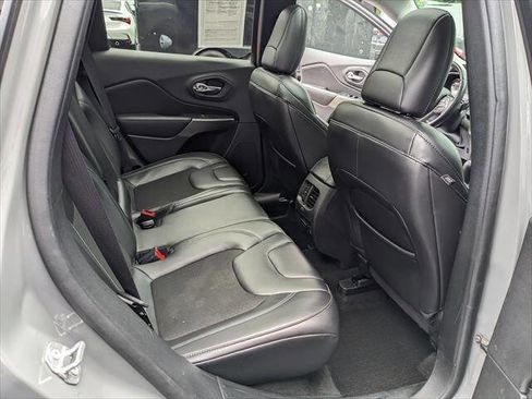Used 2020 Jeep Cherokee Latitude Plus w/ Comfort/Convenience Group AWD/4WD image 17