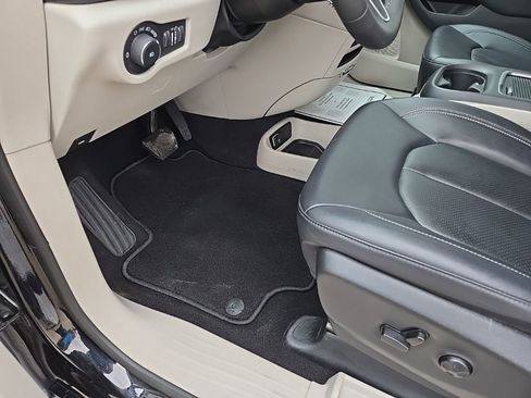 Used 2024 Chrysler Pacifica Touring-L image 35