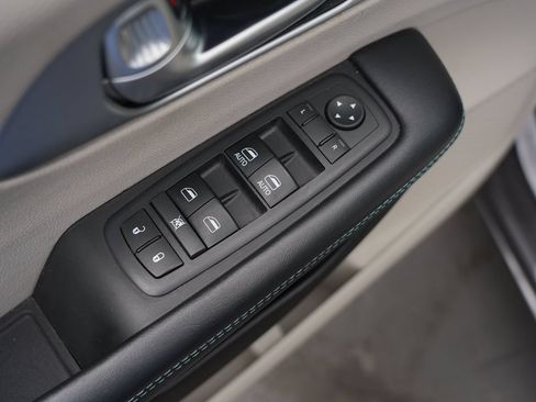 Used 2017 Chrysler Pacifica Touring Plus FWD image 16
