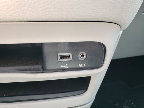 Used 2020 Chrysler Pacifica Limited w/ 8-pass Seating Package FWD image 23