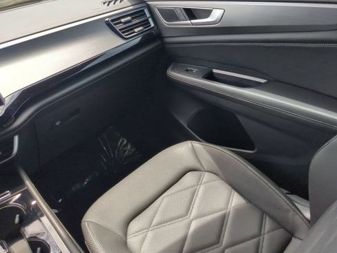 Used 2024 Volkswagen Atlas Cross Sport SE w/ Panoramic Sunroof Package FWD image 19