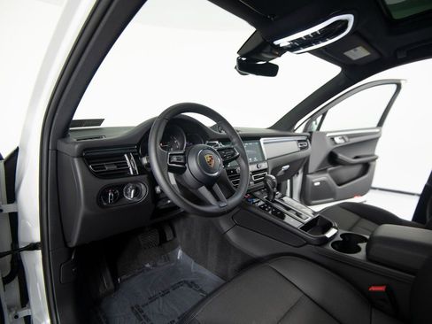 Certified 2025 Porsche Macan image 4