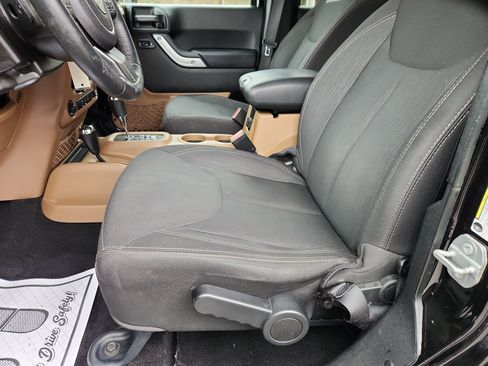 Used 2017 Jeep Wrangler Unlimited Sahara w/ Connectivity Group image 22