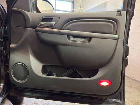 Used 2013 Cadillac Escalade ESV Luxury image 21