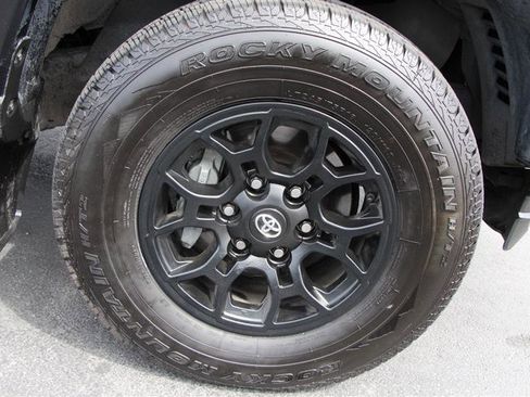 Used 2022 Toyota Tacoma SR5 w/ Technology Package image 33