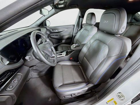 Used 2024 Buick Envista Sport Touring w/ Convenience I Package FWD image 2