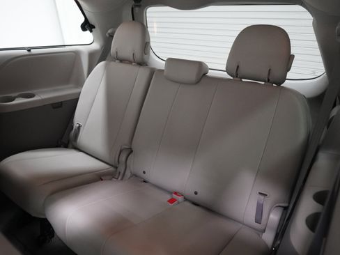 Used 2012 Toyota Sienna XLE w/ Entertainment Pkg FWD image 13