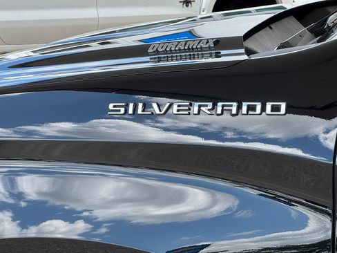 Used 2023 Chevrolet Silverado 1500 LT AWD/4WD image 5