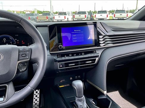 Used 2025 Toyota Camry SE w/ Convenience Package image 7