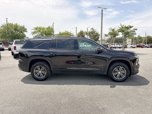 Used 2025 Chevrolet Traverse LT FWD image 2