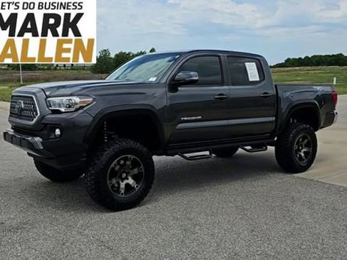 Used 2019 Toyota Tacoma TRD Off-Road AWD/4WD image 4