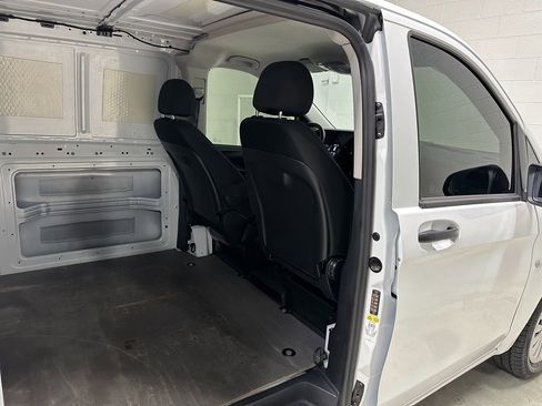 Used 2022 Mercedes-Benz Metris image 9