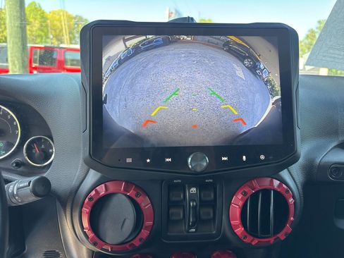 Used 2017 Jeep Wrangler Unlimited Sahara image 11