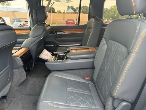 Used 2022 Jeep Grand Wagoneer Series III AWD/4WD image 12