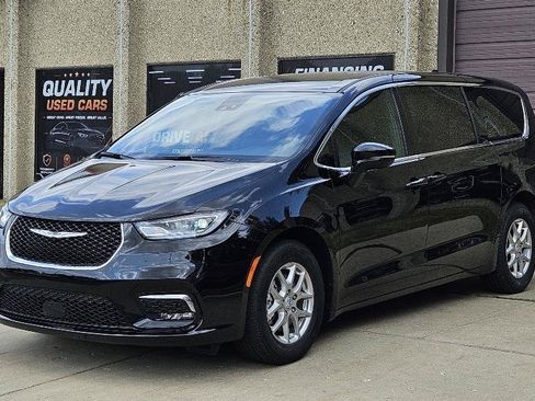 Used 2025 Chrysler Pacifica Select FWD image 3