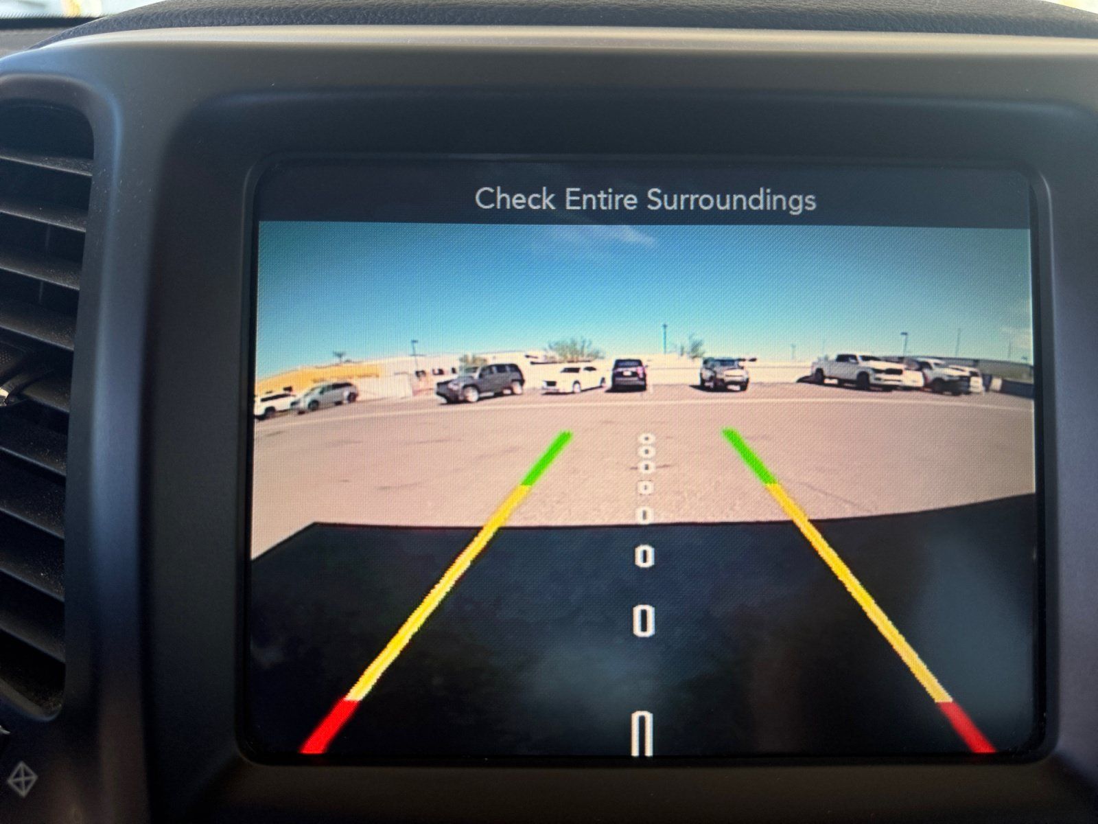 Used 2018 Jeep Cherokee Latitude Plus w/ Comfort/Convenience Group FWD image 18