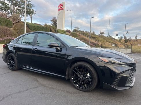 Used 2025 Toyota Camry SE w/ Convenience Package FWD image 1