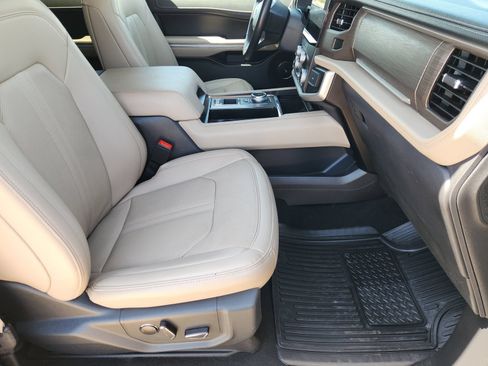 Used 2024 Ford Expedition Limited RWD image 17