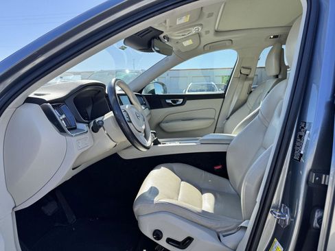 Used 2018 Volvo XC60 T5 Momentum w/ Vision Package image 5