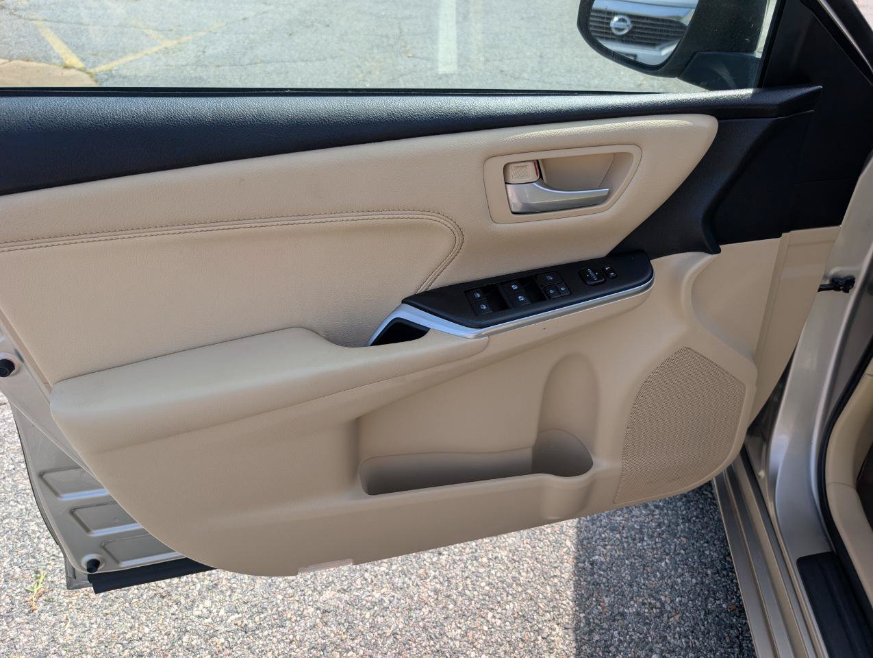 Used 2016 Toyota Camry XLE w/ Moonroof Package FWD image 11
