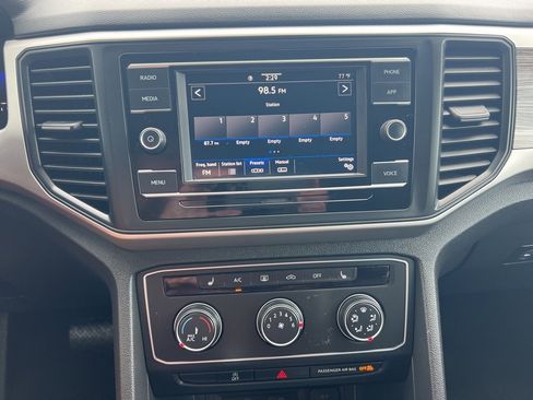 Used 2023 Volkswagen Atlas Cross Sport SE image 3