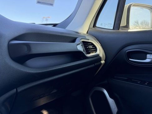 Used 2019 Jeep Renegade Latitude image 24