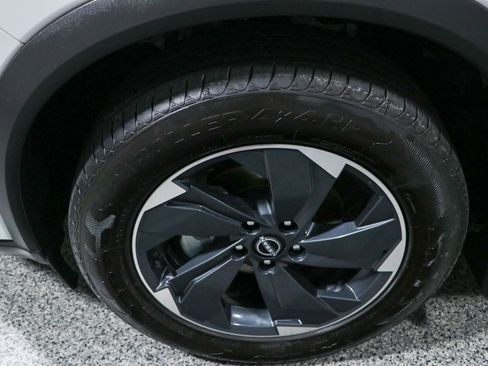Used 2024 Nissan Rogue SV w/ SV Premium Package FWD image 11