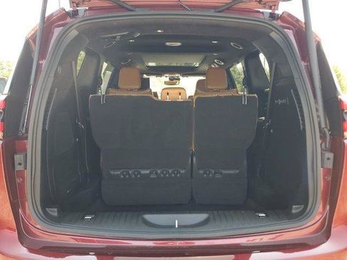 Used 2023 Chrysler Pacifica Pinnacle w/ Trailer Tow Group AWD/4WD image 8