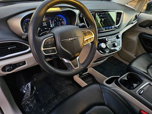 Used 2023 Chrysler Pacifica Touring-L image 12