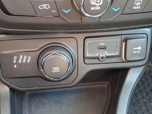 Used 2018 Jeep Renegade Latitude w/ Cold Weather Group image 28