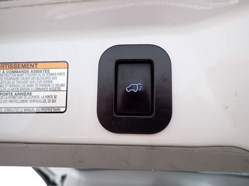 Used 2017 Toyota Sienna SE FWD image 18