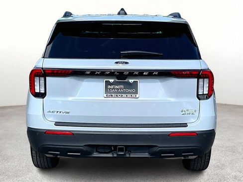 Used 2025 Ford Explorer Active AWD/4WD image 7