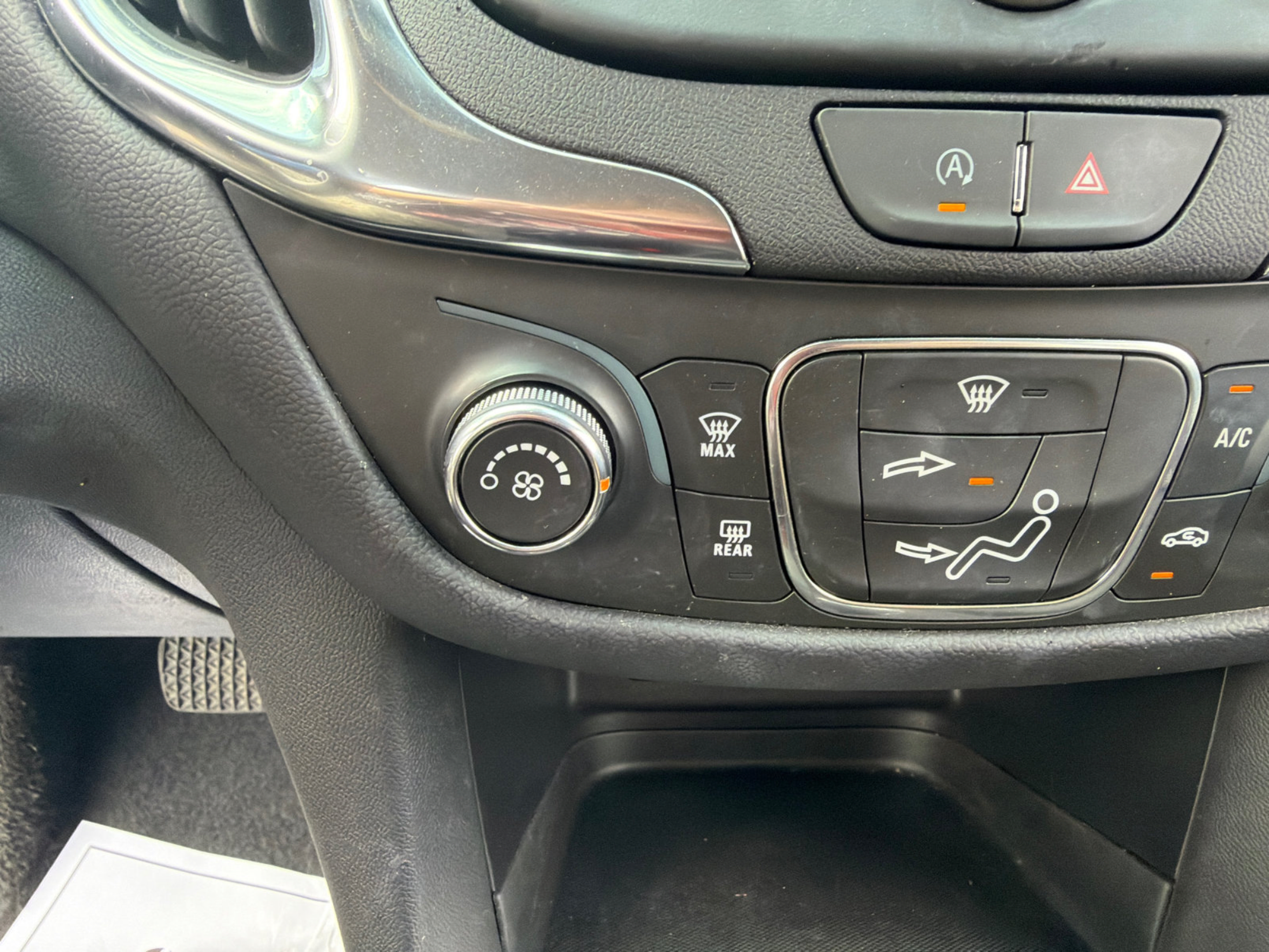 Used 2024 Chevrolet Equinox LT FWD image 28
