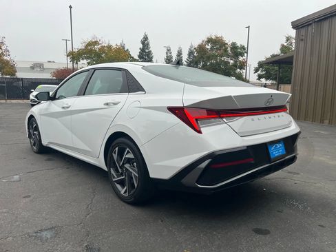 Used 2025 Hyundai Elantra Limited image 4