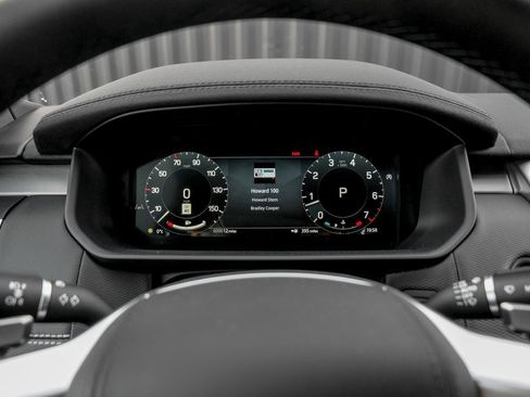 Used 2025 Land Rover Discovery Dynamic SE image 11