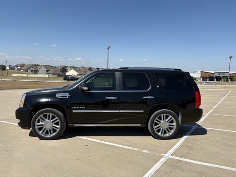 Used 2013 Cadillac Escalade Platinum image 2