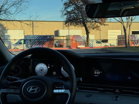 Used 2025 Hyundai Elantra Limited image 36