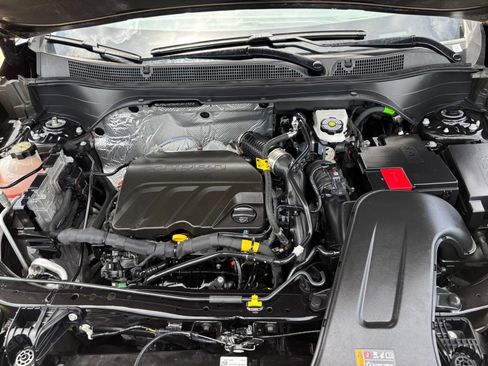 Used 2025 Chevrolet Trax LT FWD image 31