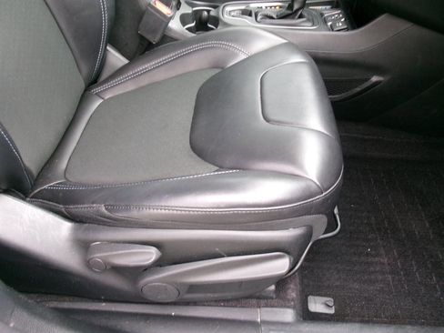 Used 2019 Jeep Cherokee Latitude Plus w/ Comfort/Convenience Group image 18