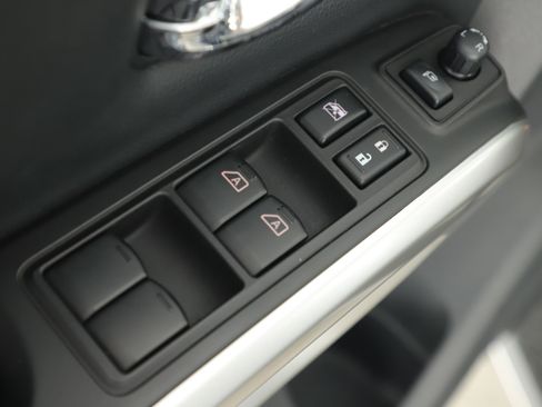 Used 2019 Nissan Titan SL image 9