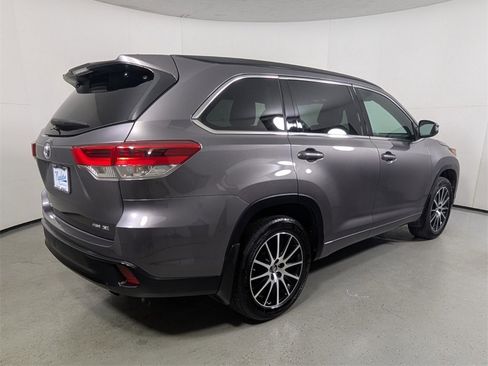 Used 2017 Toyota Highlander SE image 7
