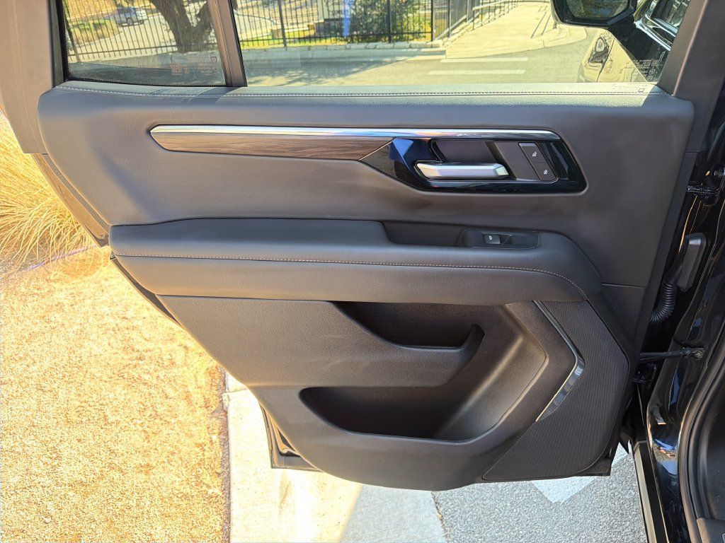 Used 2025 Chevrolet Tahoe Z71 AWD/4WD image 33