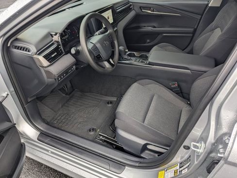 Used 2025 Toyota Camry LE image 9